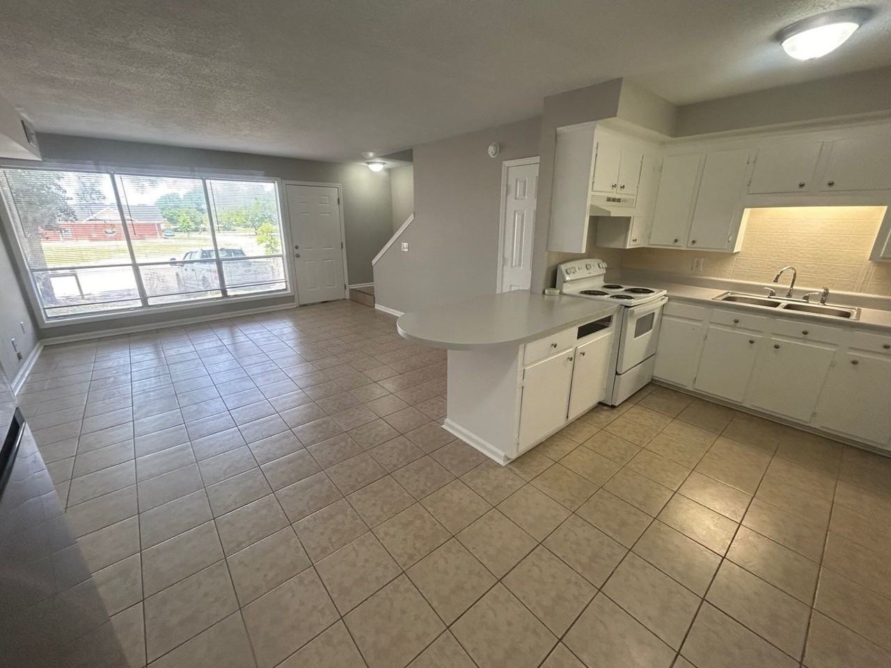 1013 Leaphart St Apt B - Photo 4 of 17