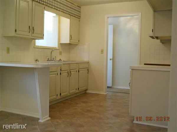 220 Maverick St - Photo 2 of 12