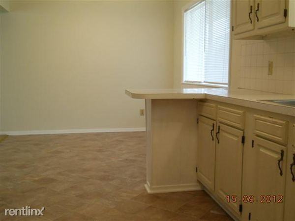 220 Maverick St - Photo 3 of 12