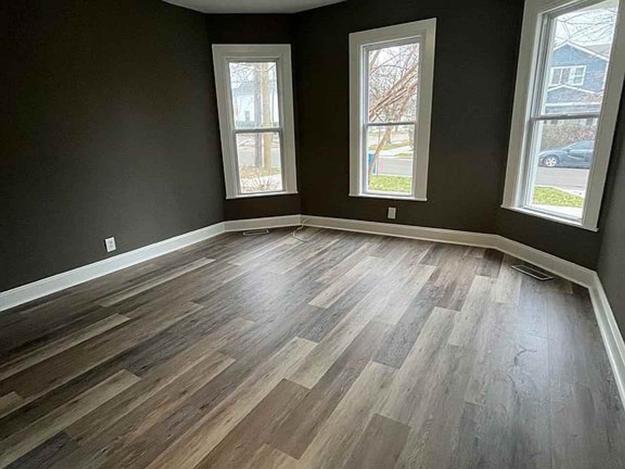 239 Straight Ave Sw - Photo 3 of 9