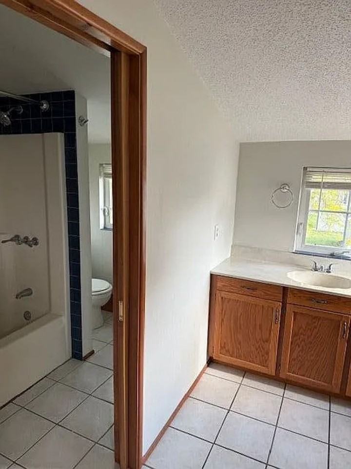 109 W South St - Photo 2 of 11