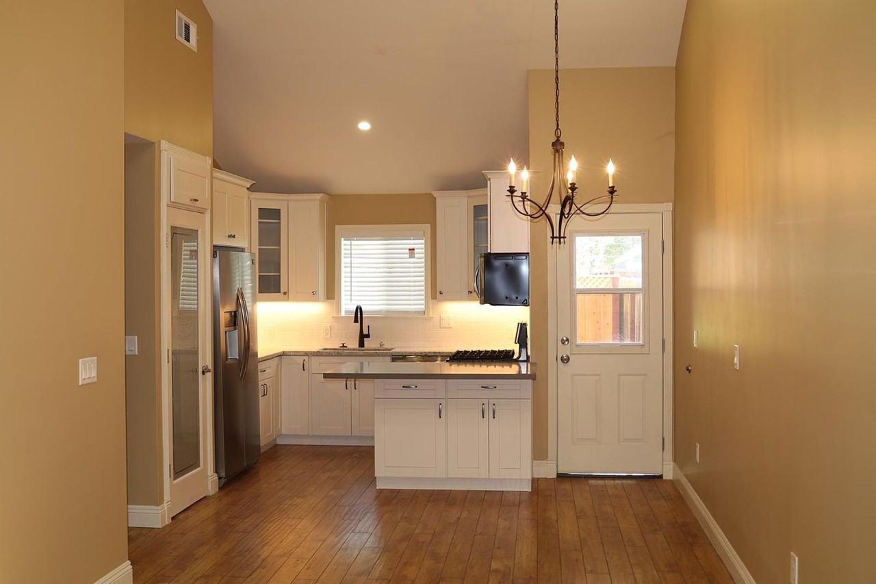 1020 S 8th St - Photo 3 of 9