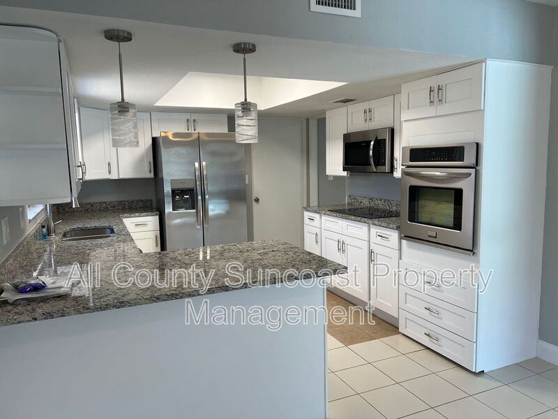 879 45th Ave Ne - Photo 3 of 11