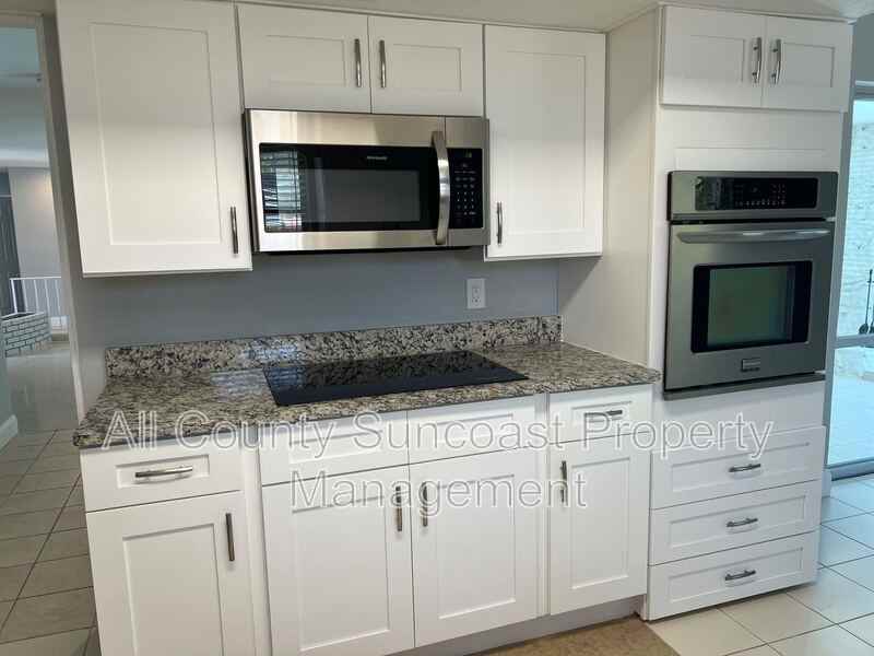 879 45th Ave Ne - Photo 2 of 11