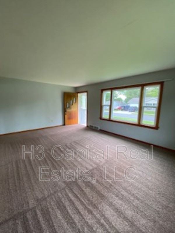 212 N Edison St - Photo 3 of 28