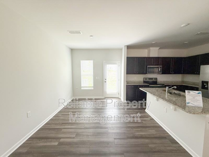 841 Mckenzie Park Ter - Photo 4 of 12