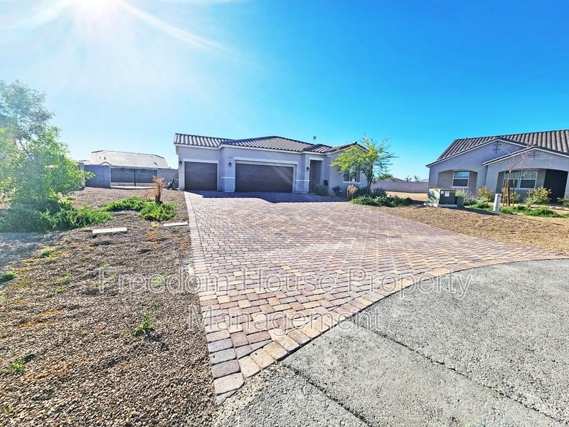 4901 Fairwood Ct - Photo 2 of 47