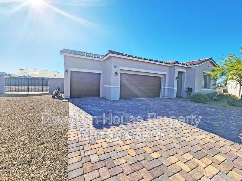 4901 Fairwood Ct - Photo 3 of 47