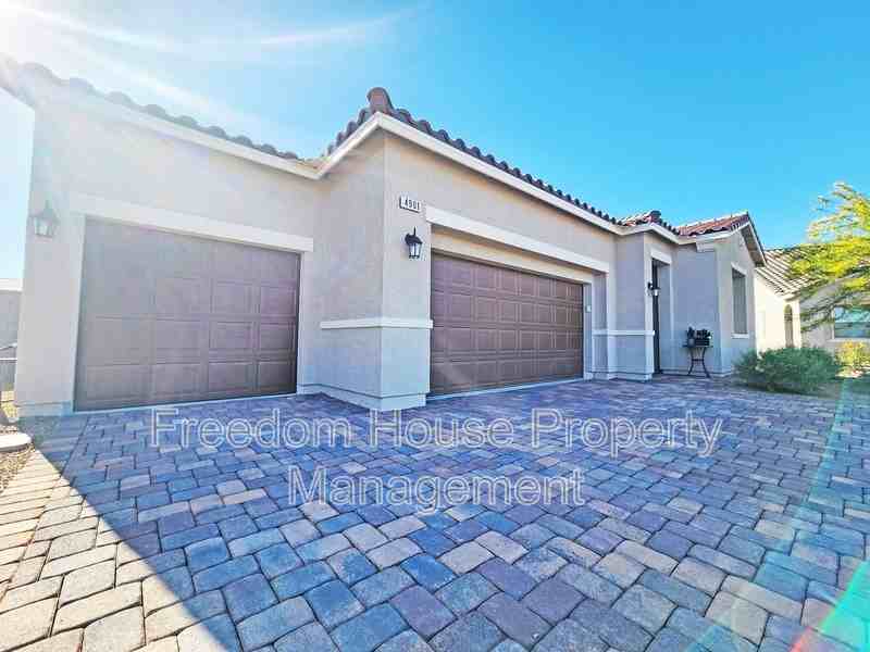 4901 Fairwood Ct - Photo 4 of 47
