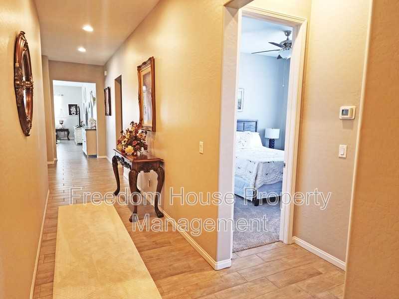 4901 Fairwood Ct - Photo 6 of 47