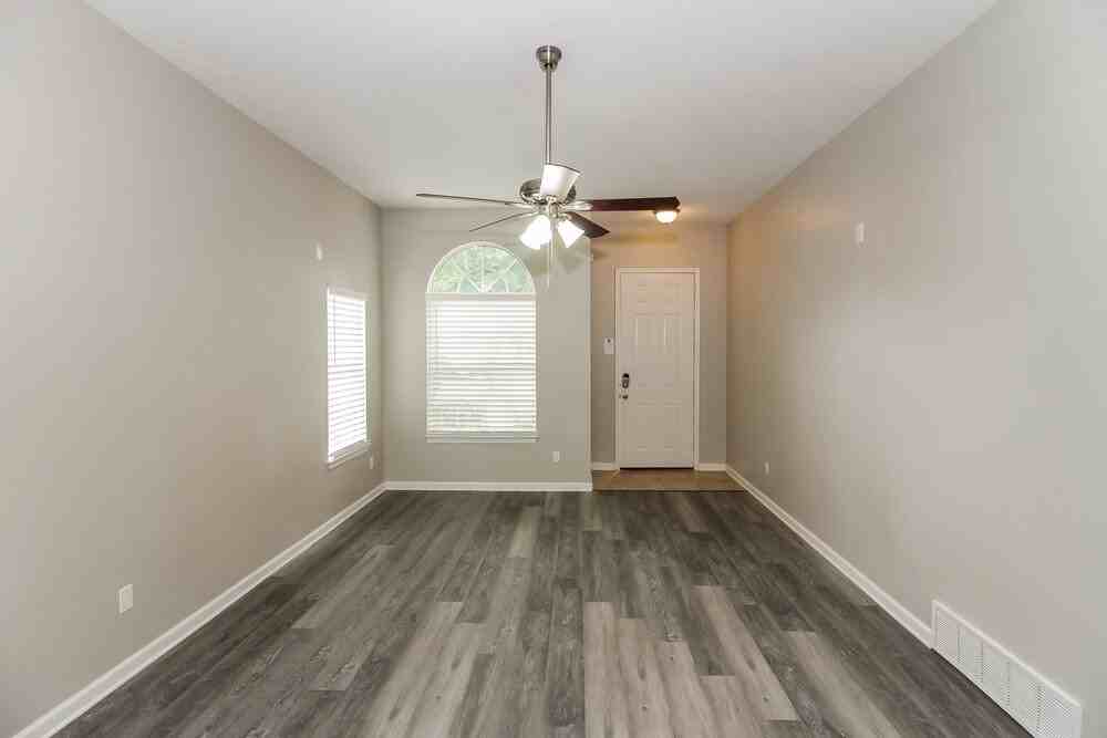 8280 Dexter Ridge Cv E - Photo 3 of 16