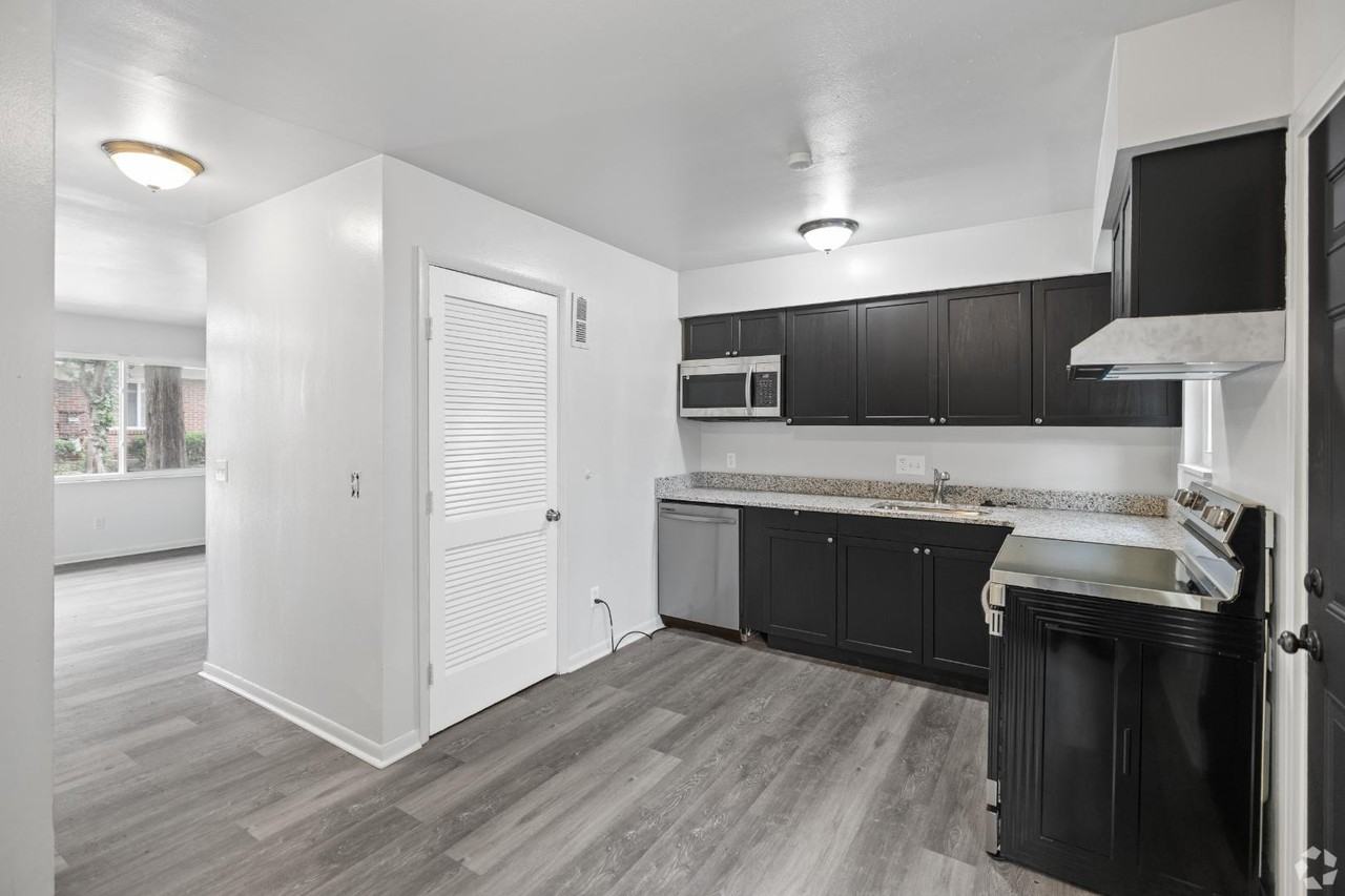 Court Townhomes - Photo 7 of 40