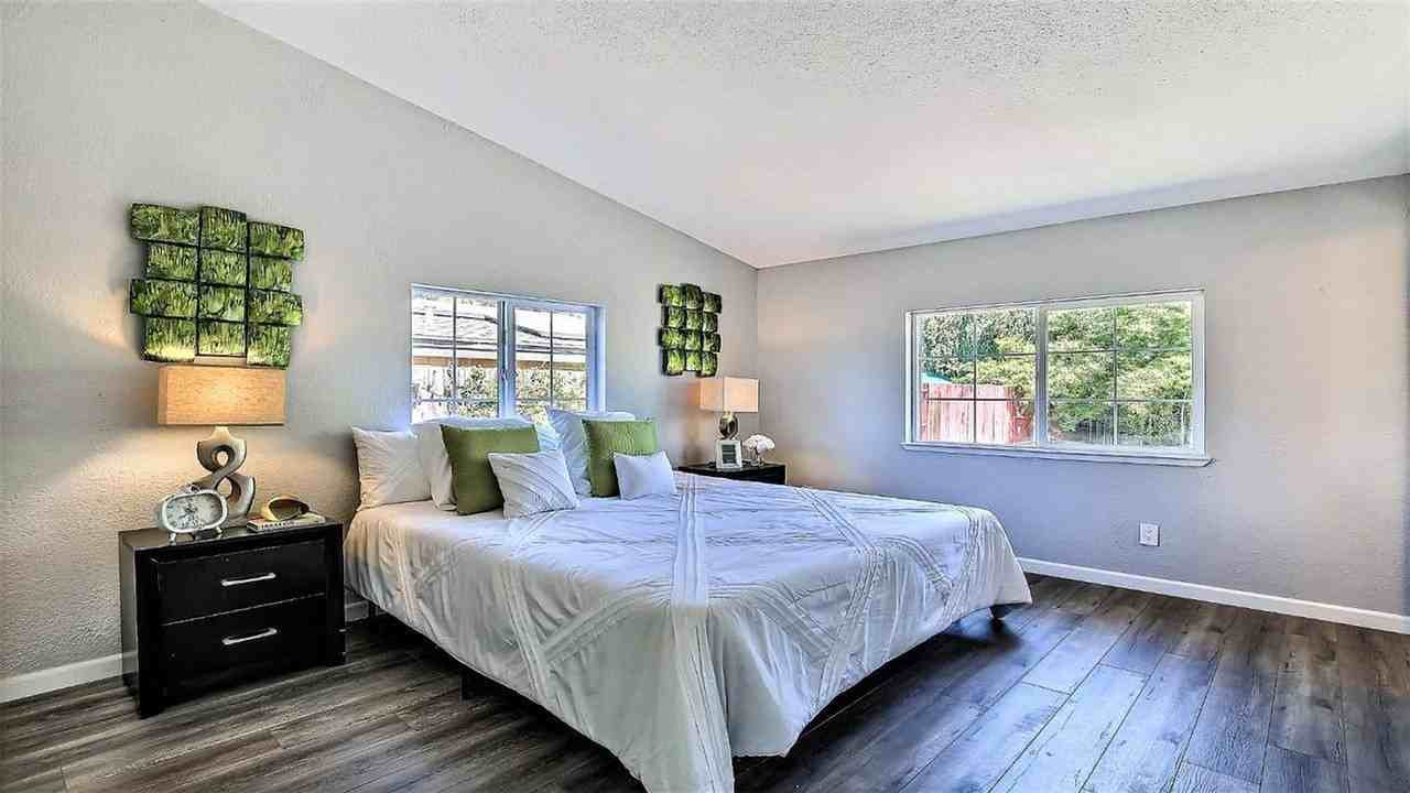 1090 Walnut Woods Ct - Photo 2 of 18