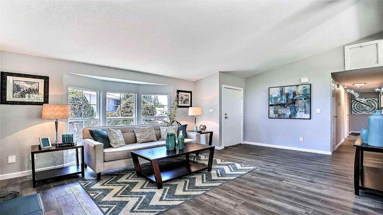 1090 Walnut Woods Ct - Photo 3 of 18