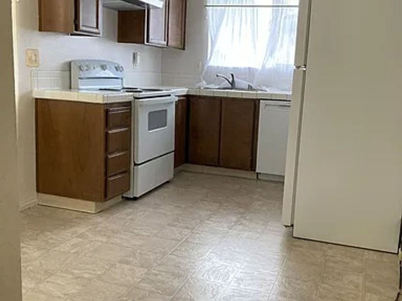 488 Clifford Ct - Photo 2 of 10