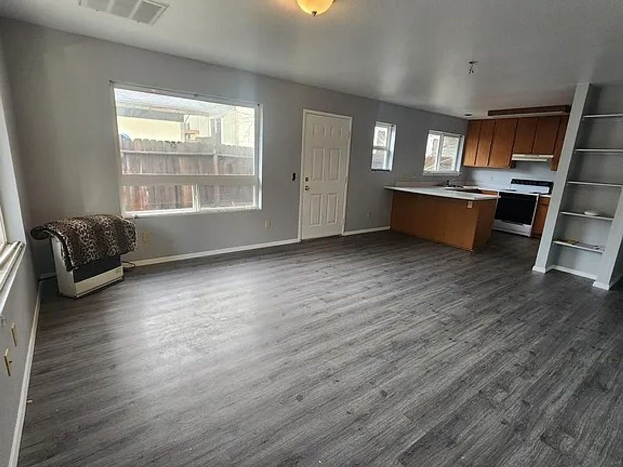 690 S First St - Photo 2 of 6