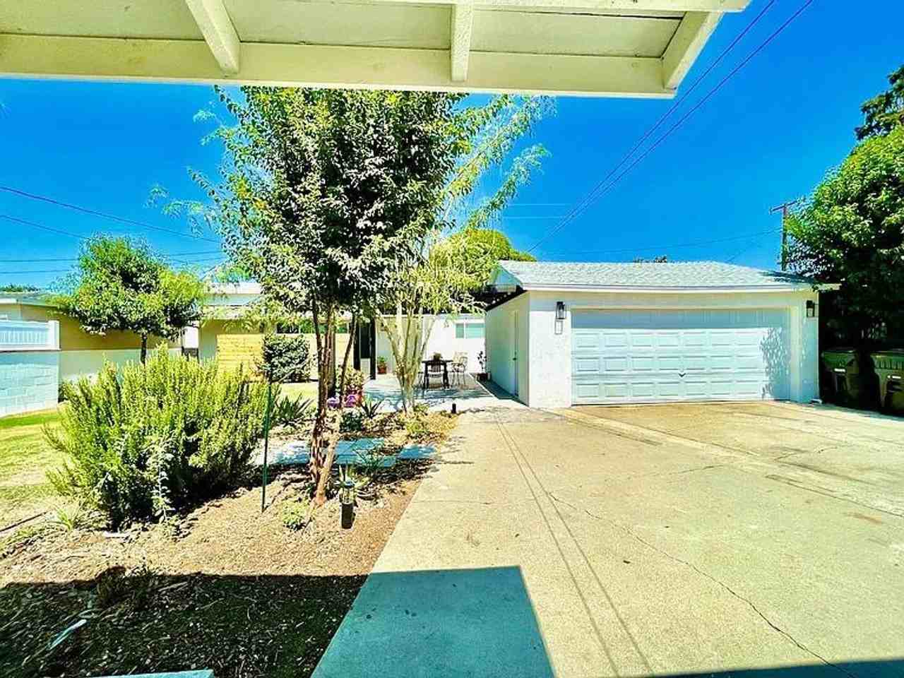 9221 Laurel Ave - Photo 3 of 15