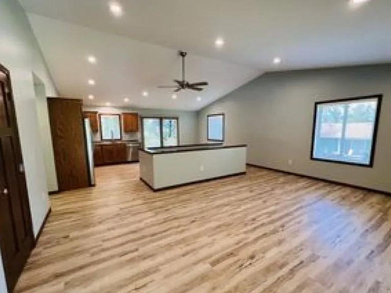 616 3rd St Sw - Photo 3 of 5