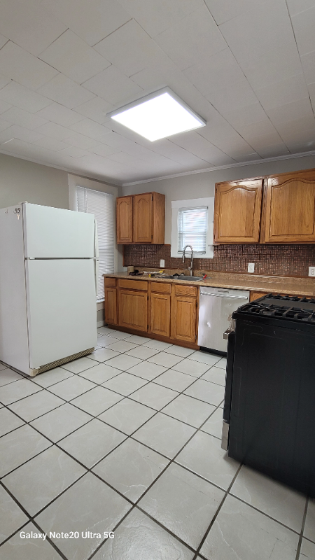 1940 Center St - Photo 3 of 16