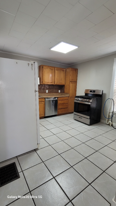 1940 Center St - Photo 4 of 16