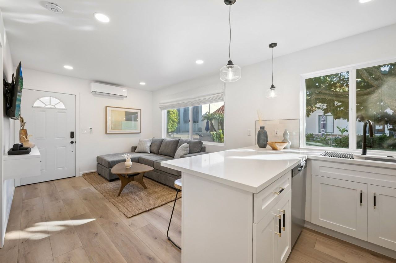 834 Island Ct - Photo 4 of 36