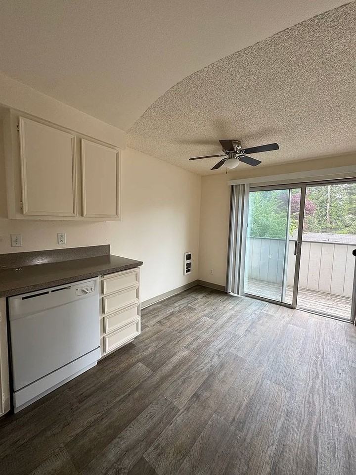 #133 WOODMONT APARTMENTS - Photo 5 of 32