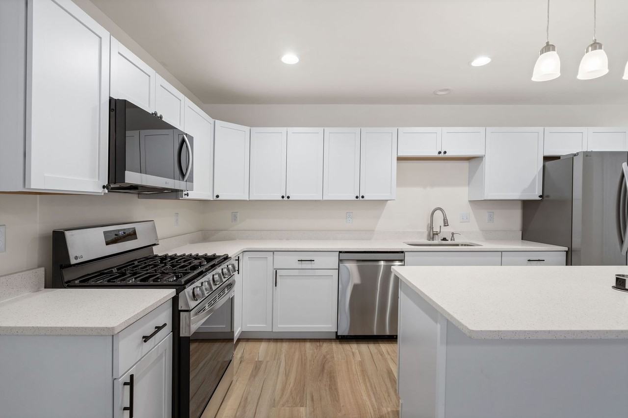 320 W Madison St Uppr - Photo 3 of 16