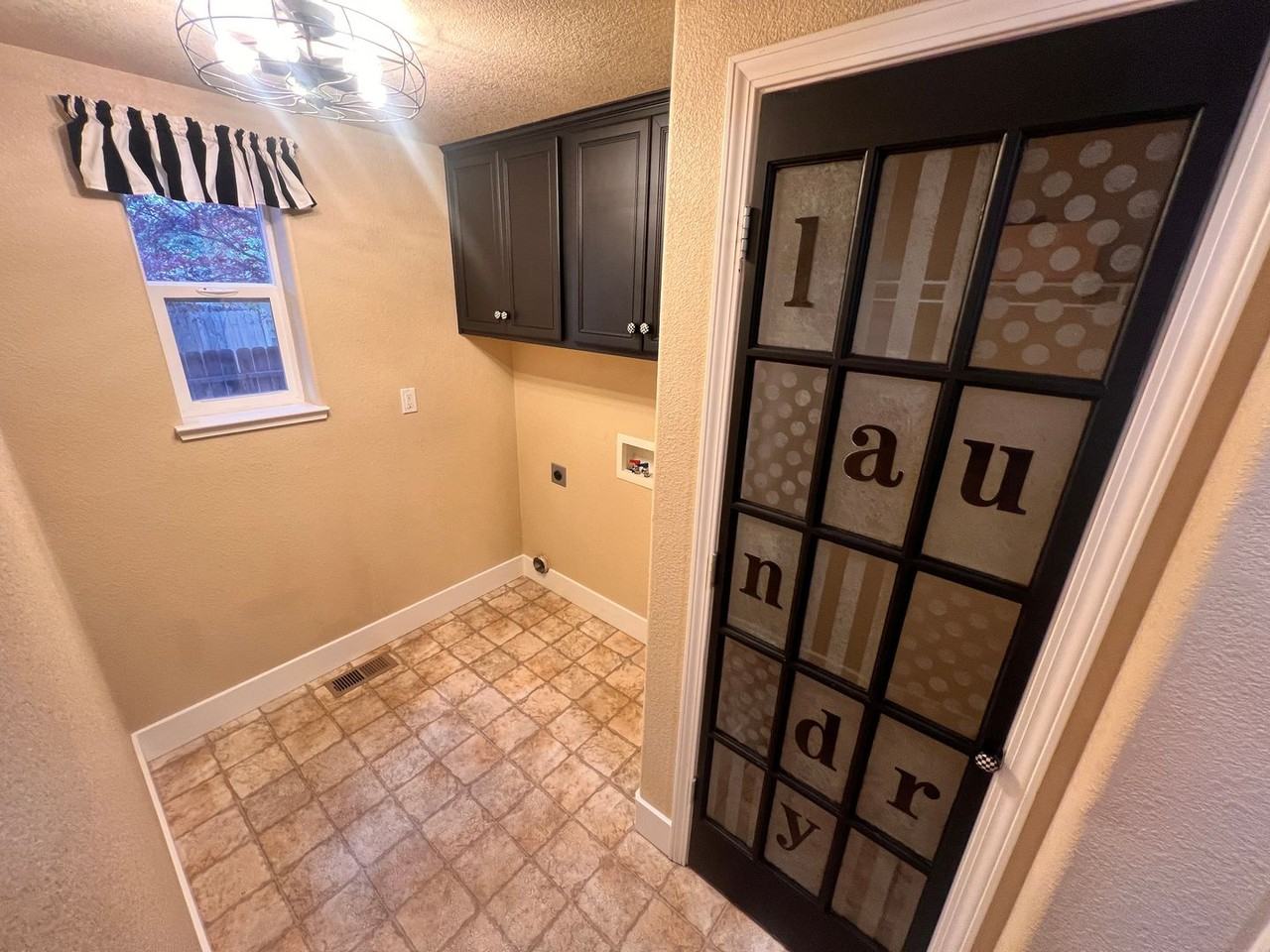 1048 Peach Blossom Way - Photo 6 of 19