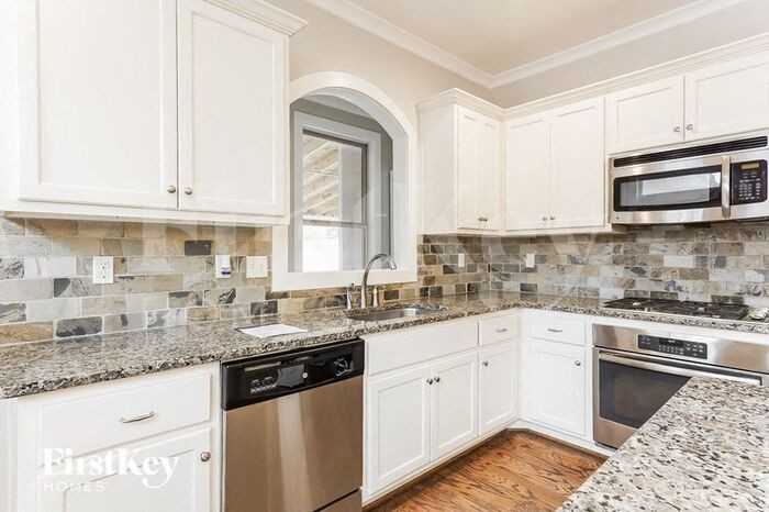 1040 Evan Cir - Photo 3 of 6