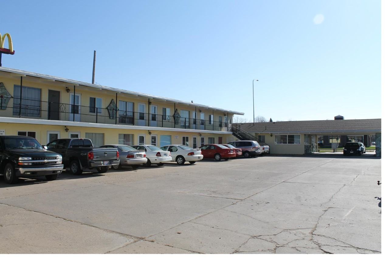 Lamplighter Apartments - Photo 2 of 3