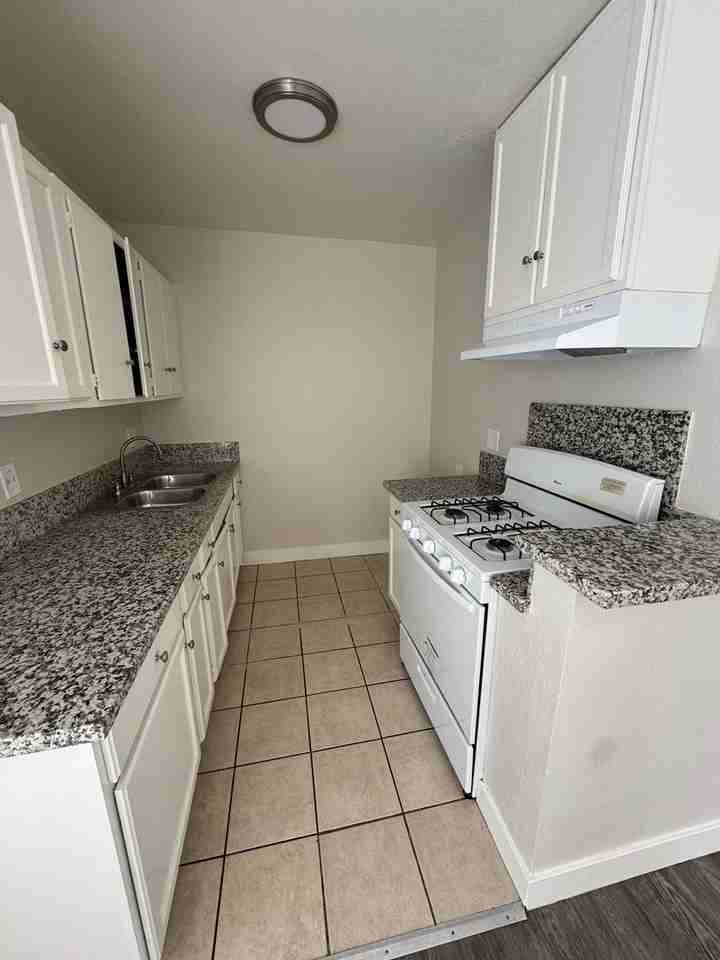 2070 S Mountain View Ave - Photo 3 of 14