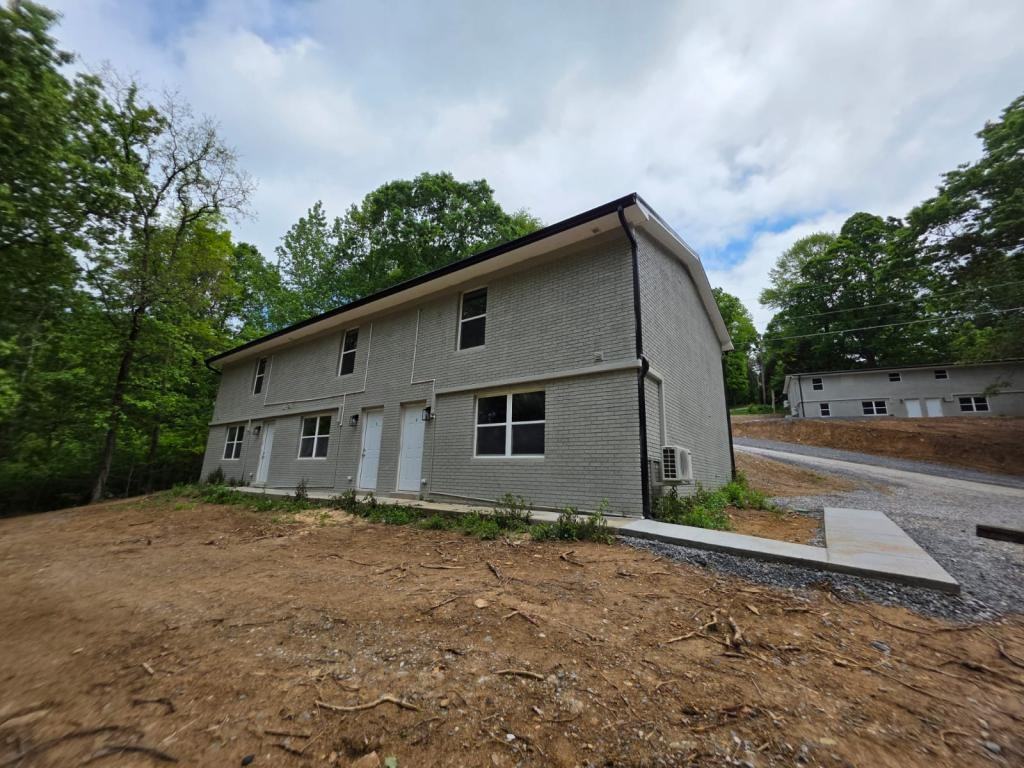 105 Jeffery Ln - Photo 2 of 10
