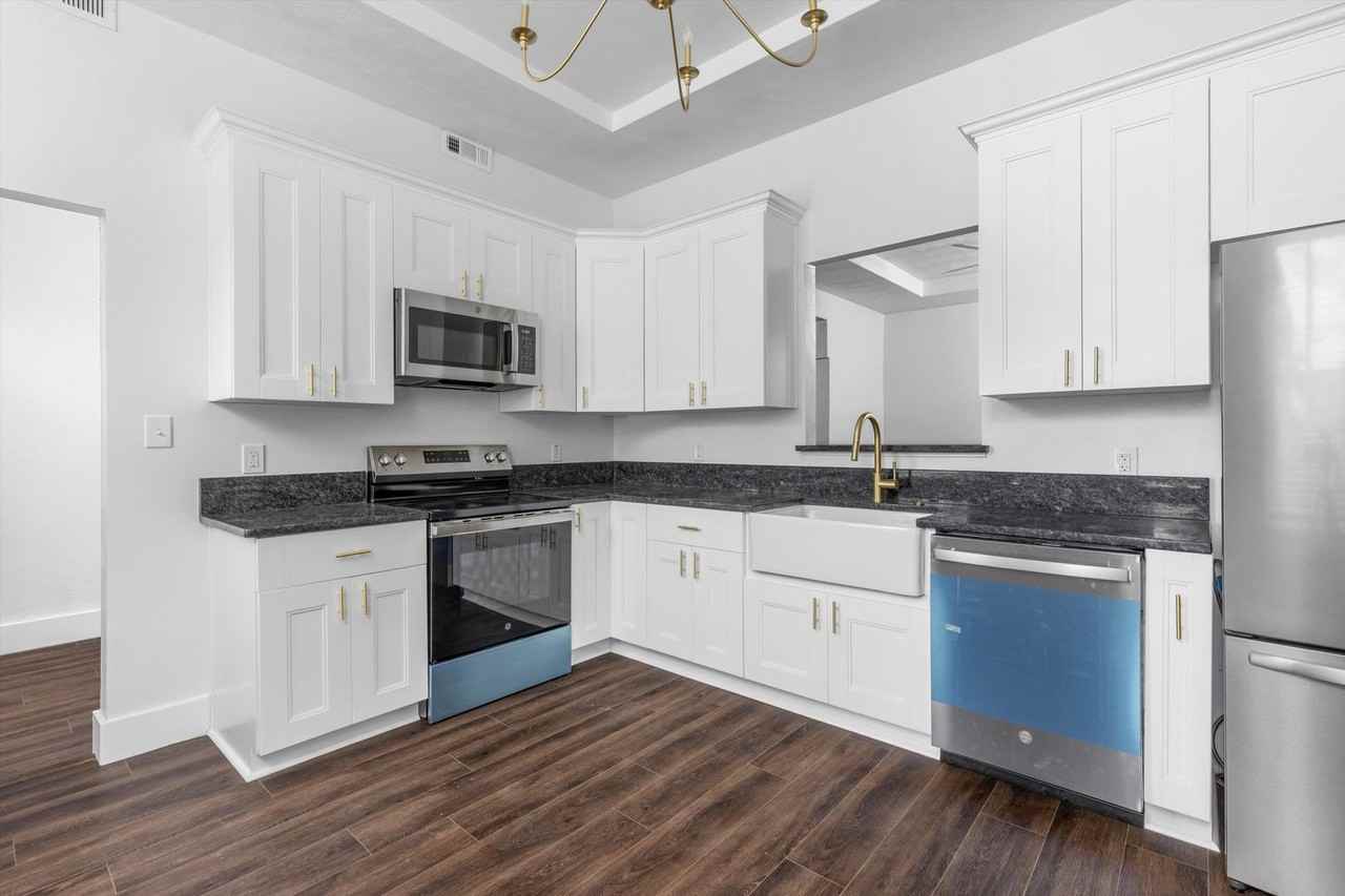 410 W 29th St - Photo 3 of 50