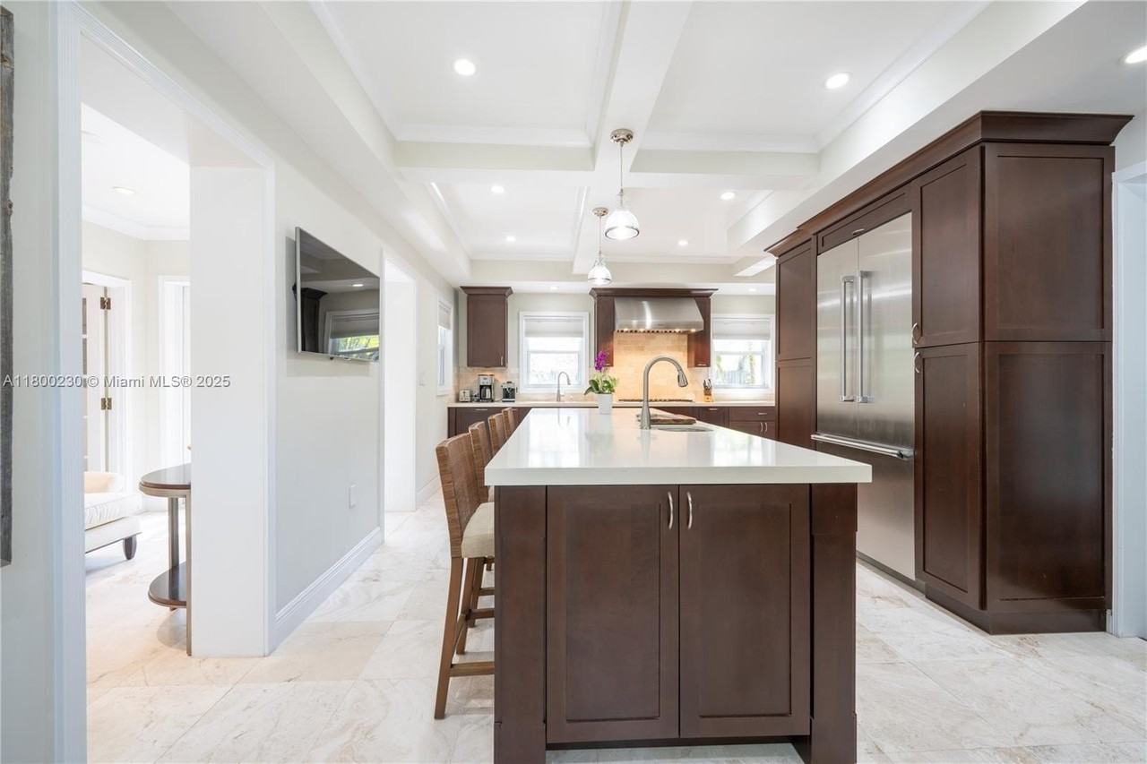 2855 Sw 17th Ave - Photo 4 of 50