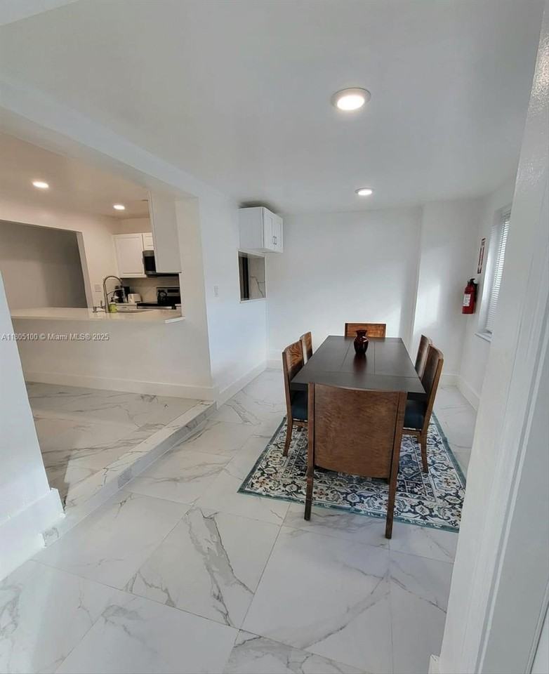 900 Sw 31st St - Photo 3 of 14