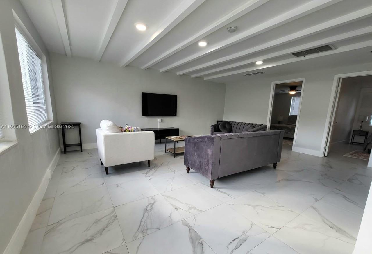 900 Sw 31st St - Photo 4 of 14