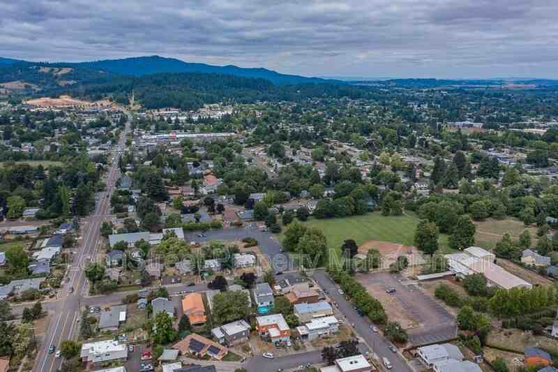 1950 Nw Hayes Ave - Photo 3 of 50