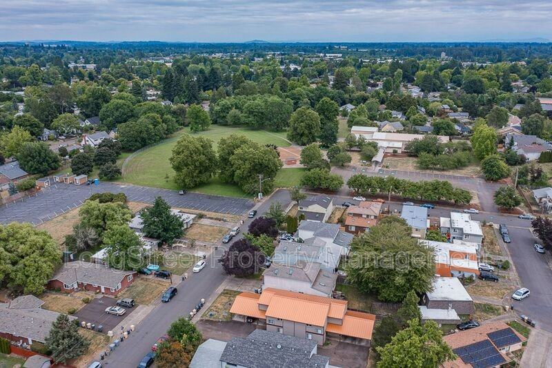 1950 Nw Hayes Ave - Photo 4 of 50