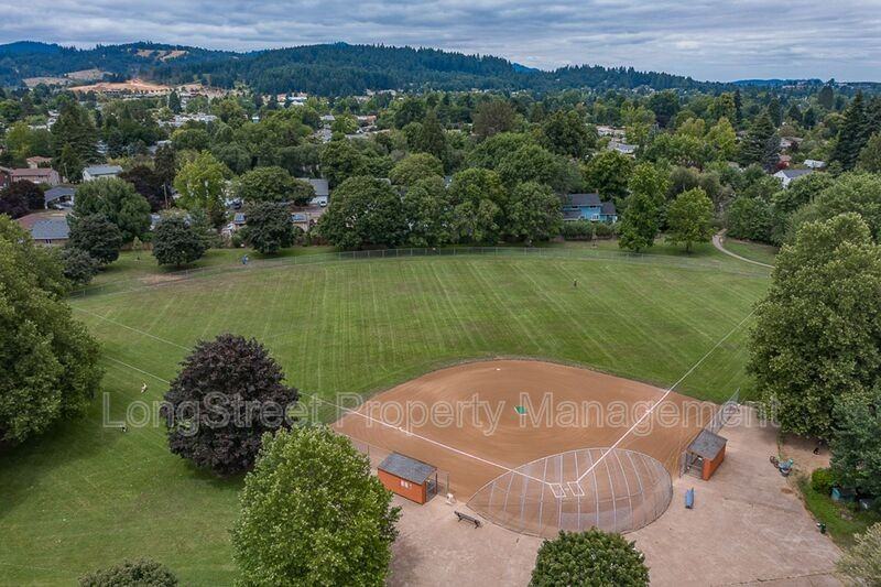 1950 Nw Hayes Ave - Photo 5 of 50