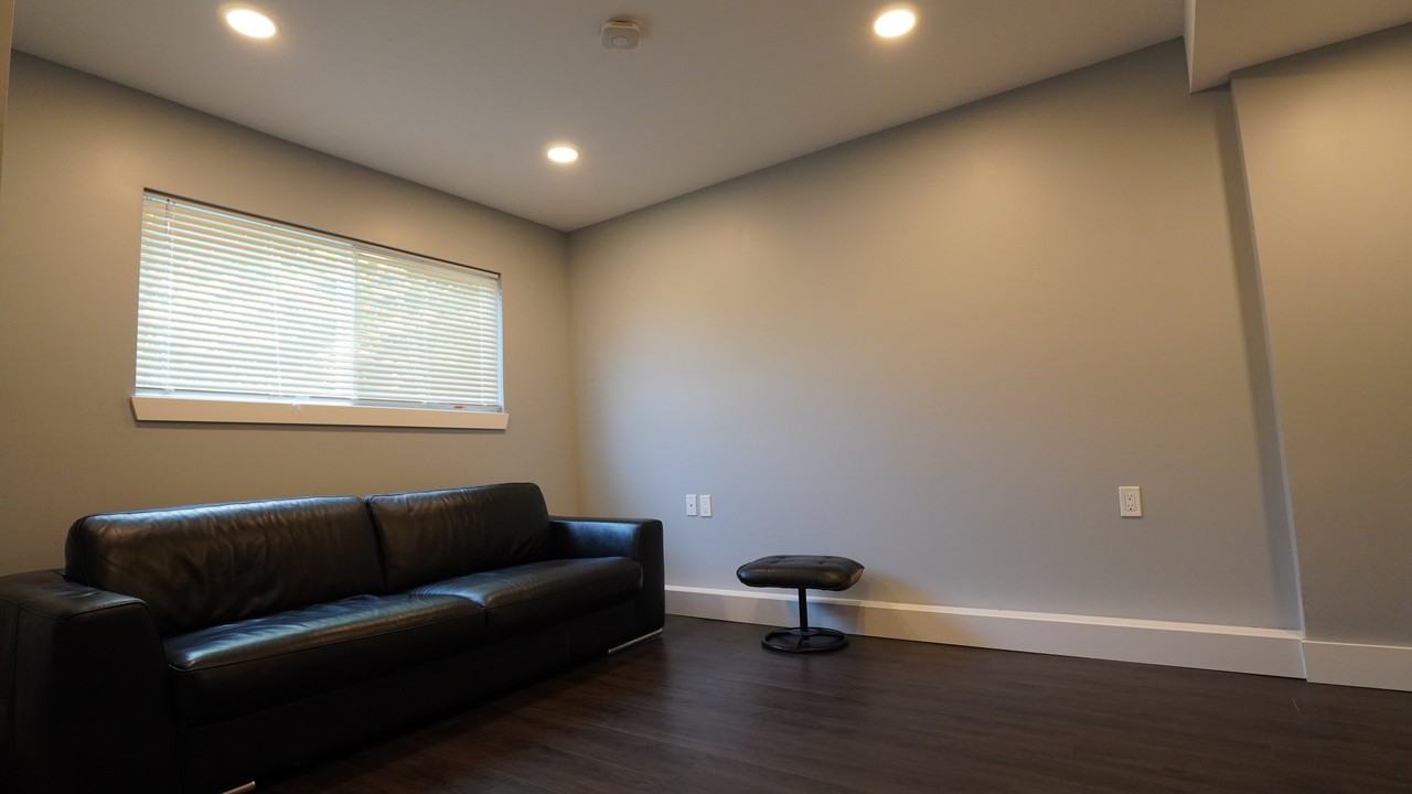 981 Everett Crescent - Photo 2 of 11