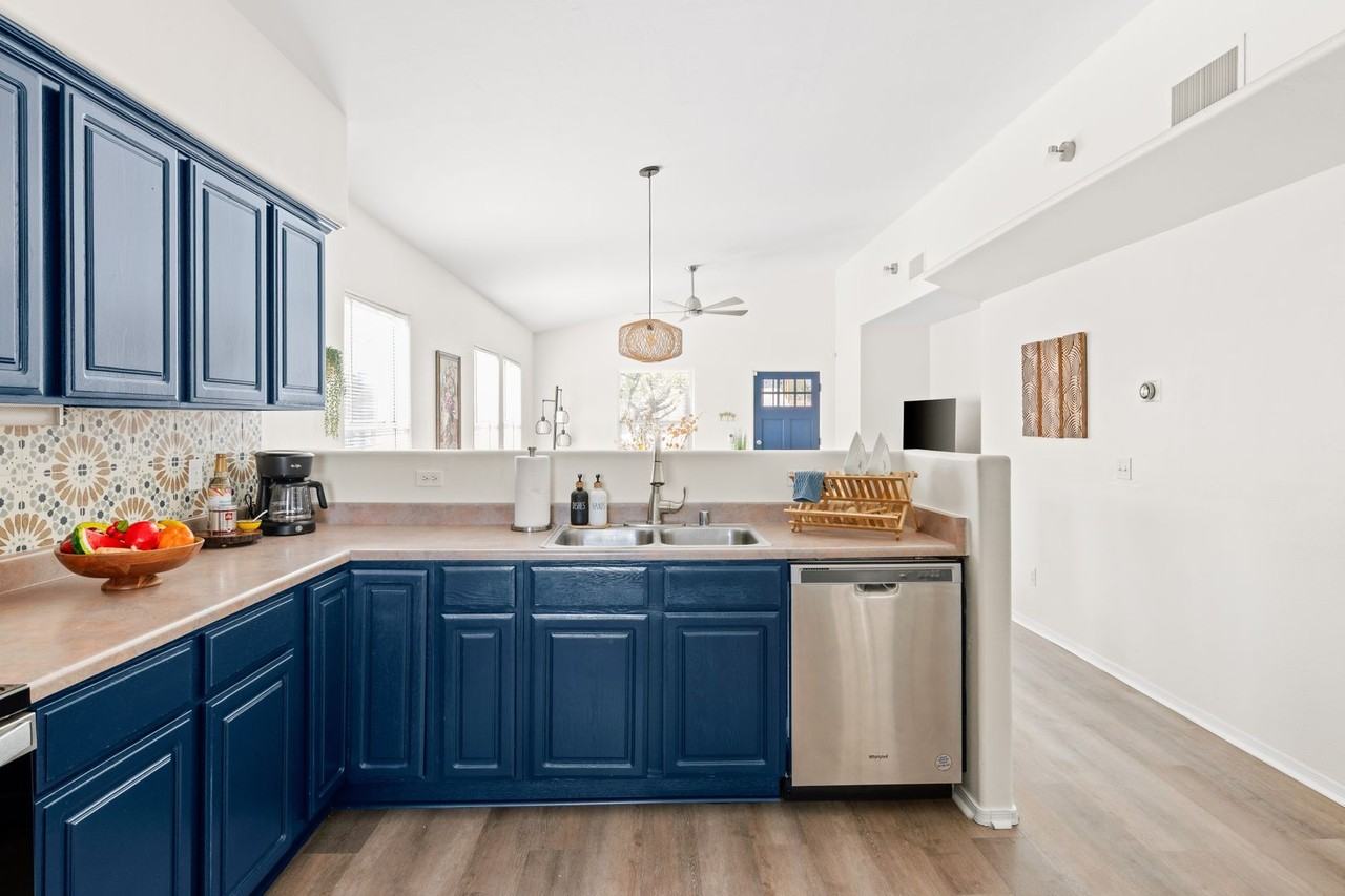 1025 E Portland St - Photo 5 of 34