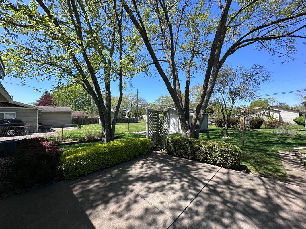 6284 Woodsdale Dr - Photo 3 of 23