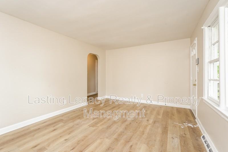 817 Elon St - Photo 3 of 13