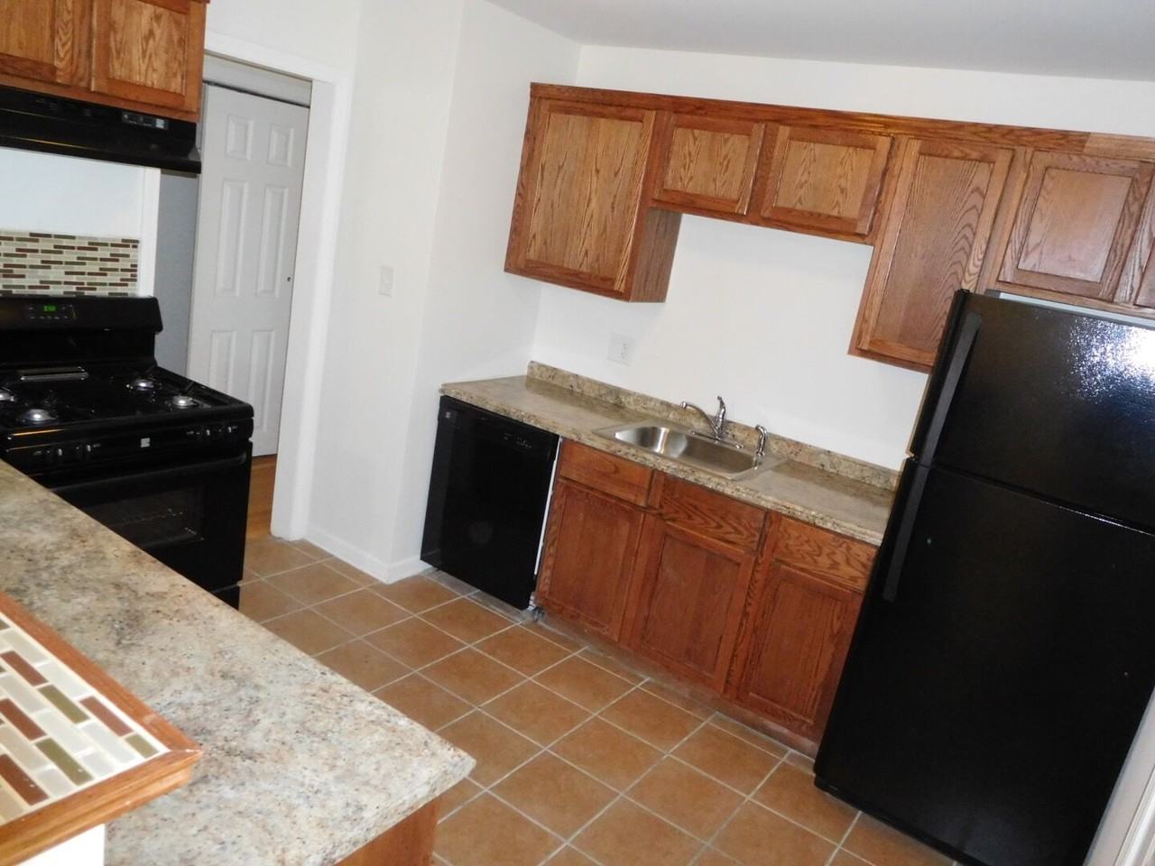 715 Circle Dr - Photo 3 of 13