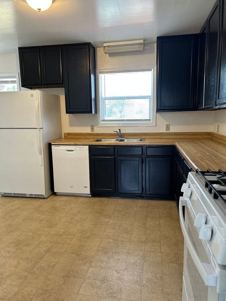 214 W 2nd St - Photo 3 of 13