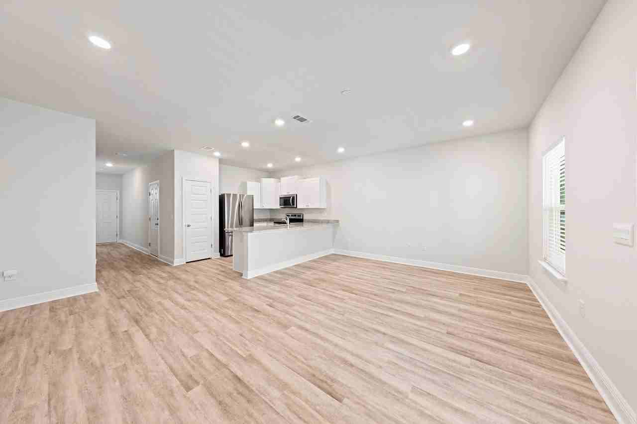 1027 Mclaren Cir - Photo 3 of 29