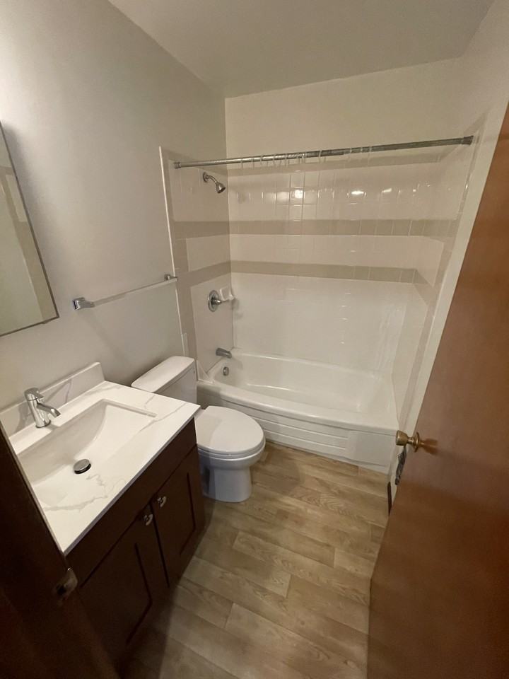 4701 15th Ave Ne #05 - Photo 2 of 4