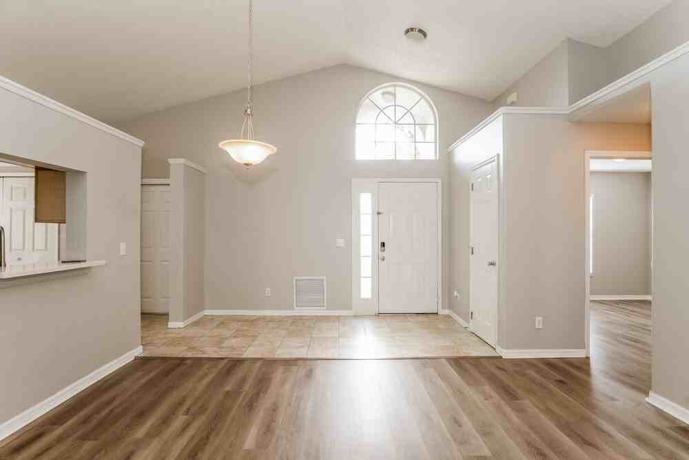 466 Valencia Place Cir - Photo 4 of 16