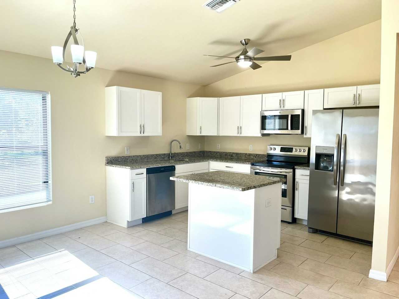 704 Northeast 2nd Place - Photo 3 of 16