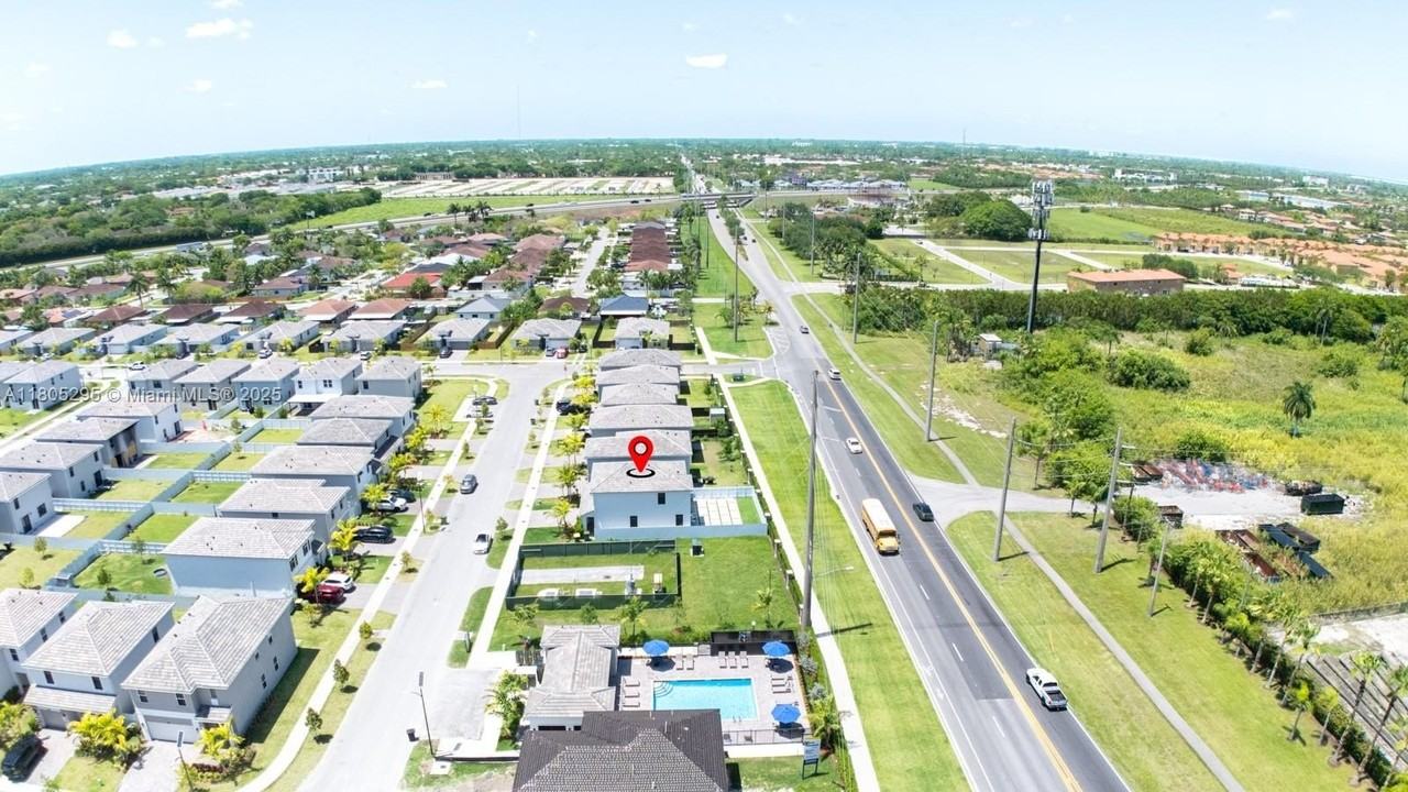 715 Se 17th Ave #0 - Photo 3 of 35